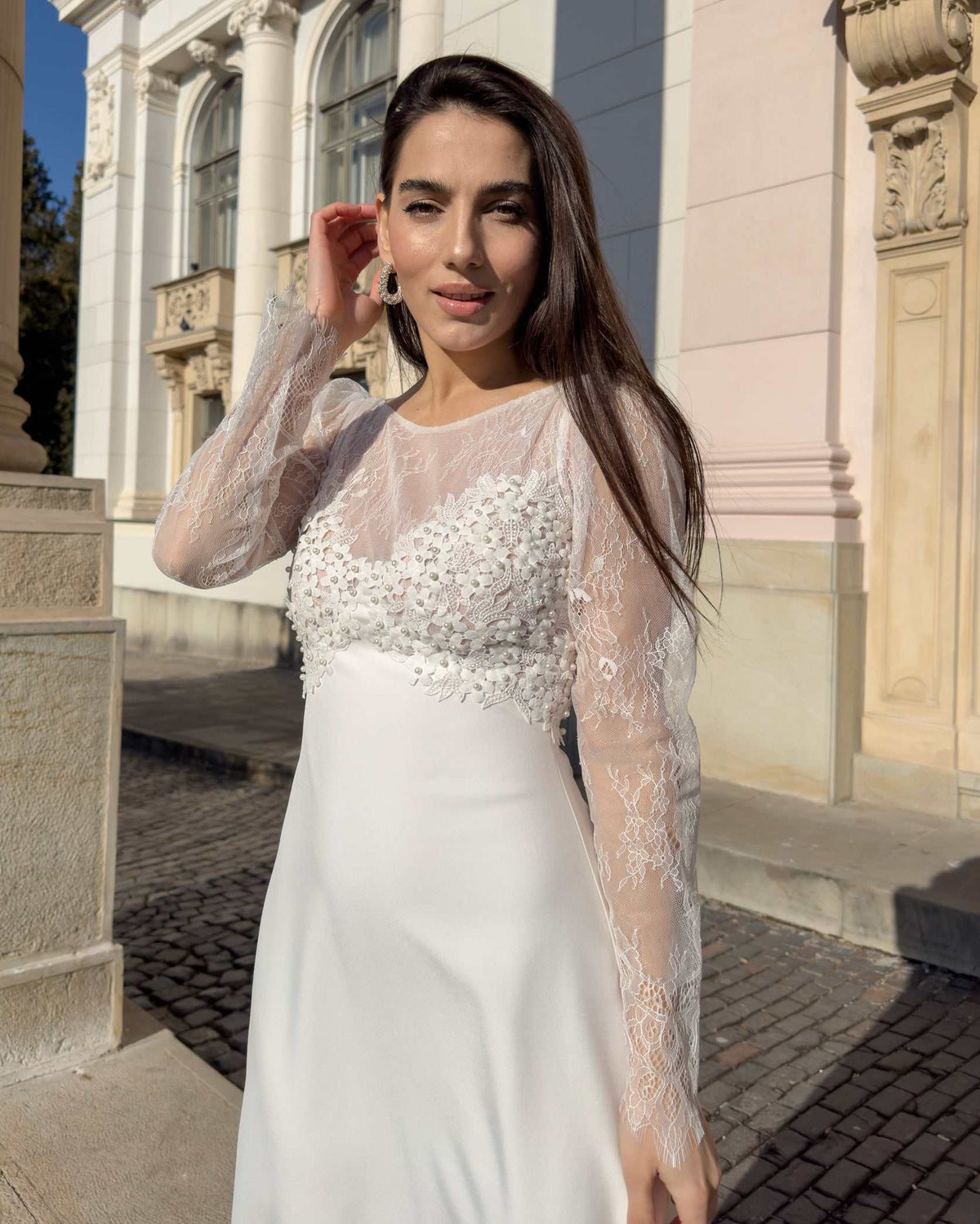 ADELE, rochie de mireasă cu corsaj decorat cu aplicații florale