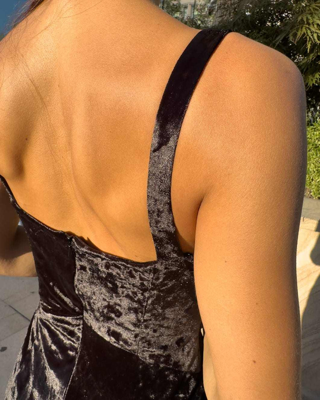 Rochie catifea neagra din catifea cu slit si bretele, detalii spate.