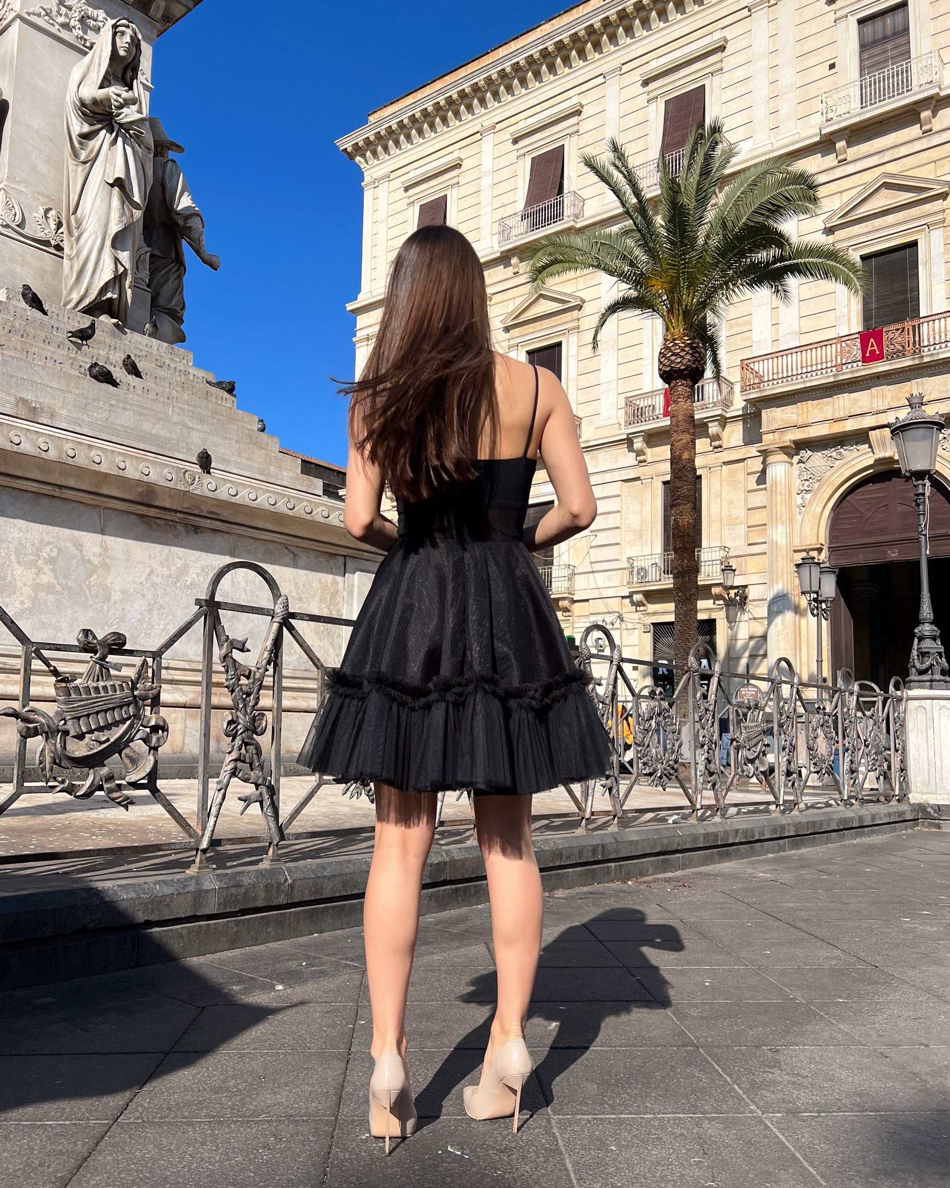 Rochie eleganta neagra scurta evazata, bretele subțiri, fermoar spate, fustă cu volane, căptușeală dublă.