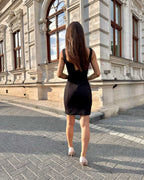 Rochie scurta cambrată mini cu căptușeală, elegantă, ajustată pe corp, cu fermoar la spate.