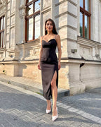 Rochie eleganta maxi mulată cu slit, captușeală interioară și fermoar la spate.