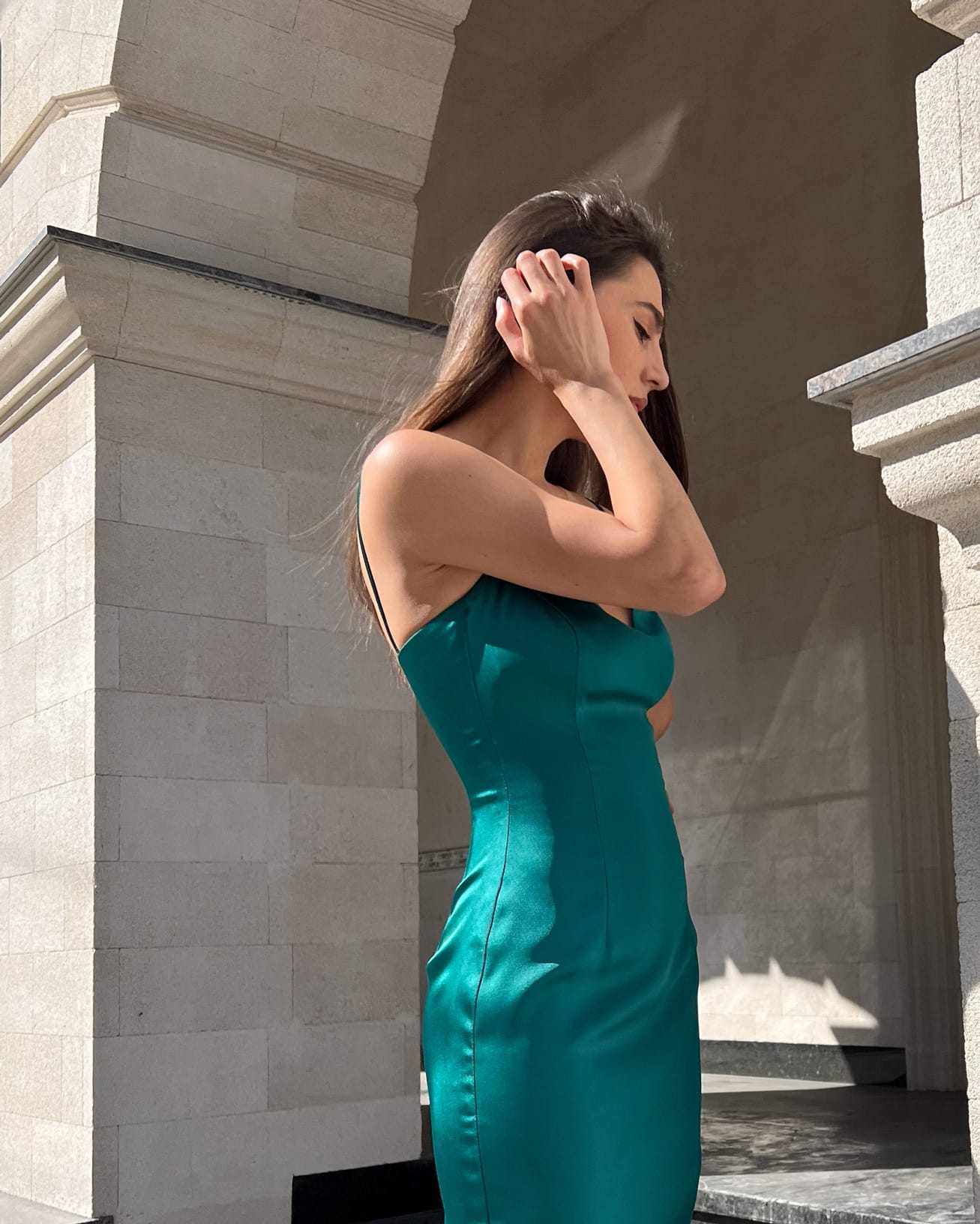 Rochie eleganta verde cu bretele și slit, din satin.