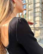 Rochie neagra elegantă cu mâneci și fermoar la spate.