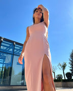 Rochie roz pudrat cu slit, fără mâneci, lungime midi, fermoar la spate.