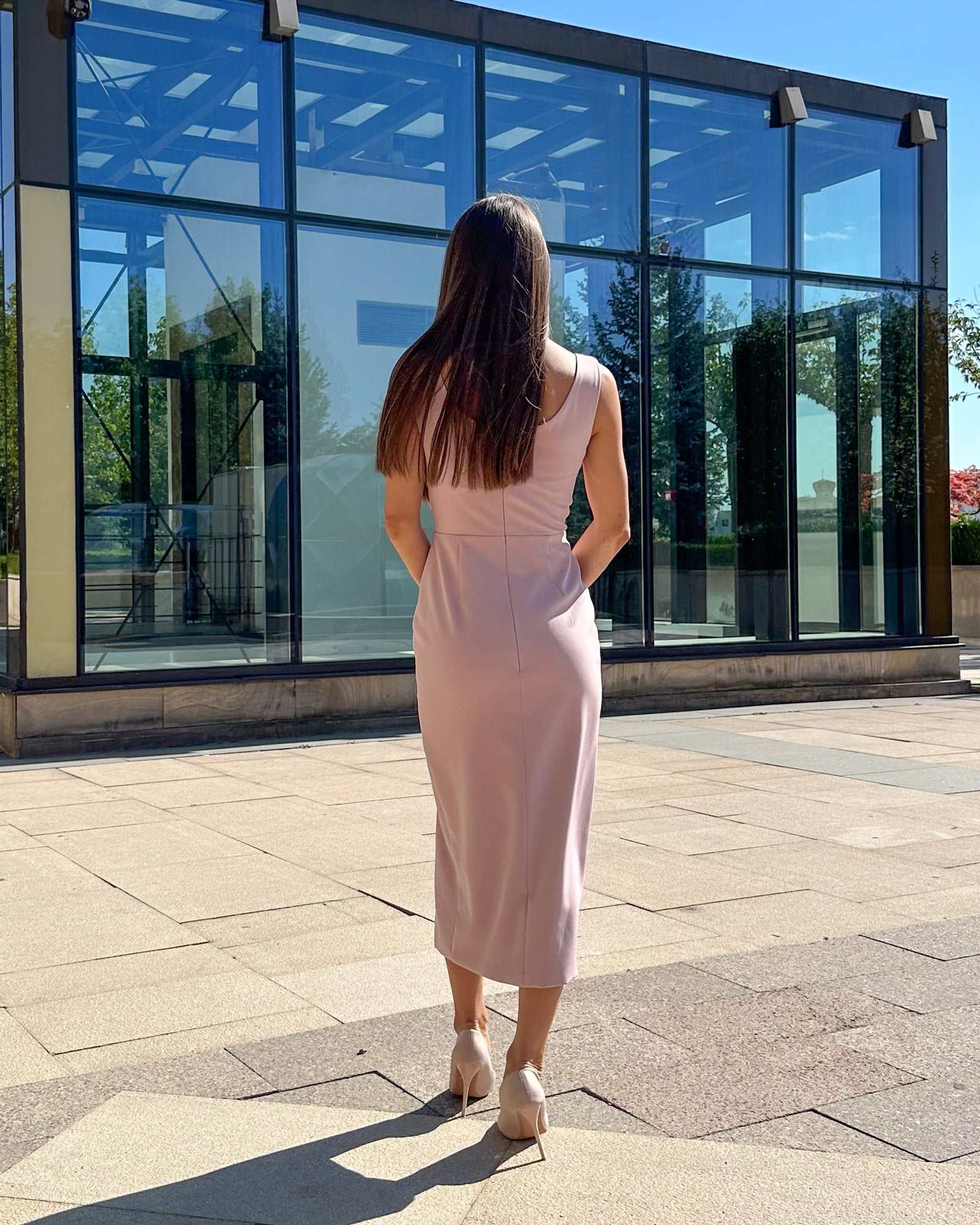 Rochie roz pudrat mulată fără mâneci cu slit și fermoar la spate, lungime 115cm.