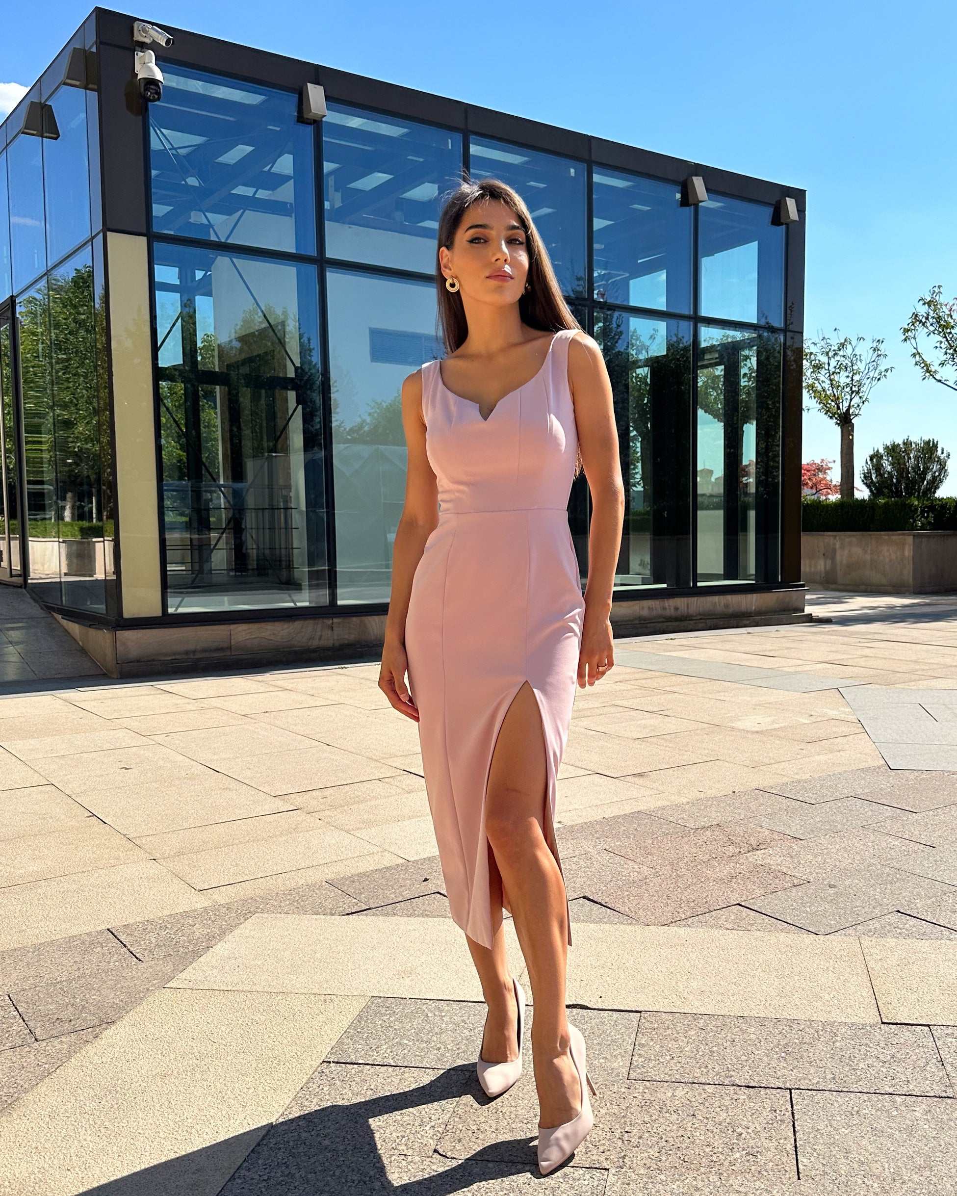 Rochie roz pudrat mulată fără mâneci cu slit pe picior stâng, fermoar la spate.