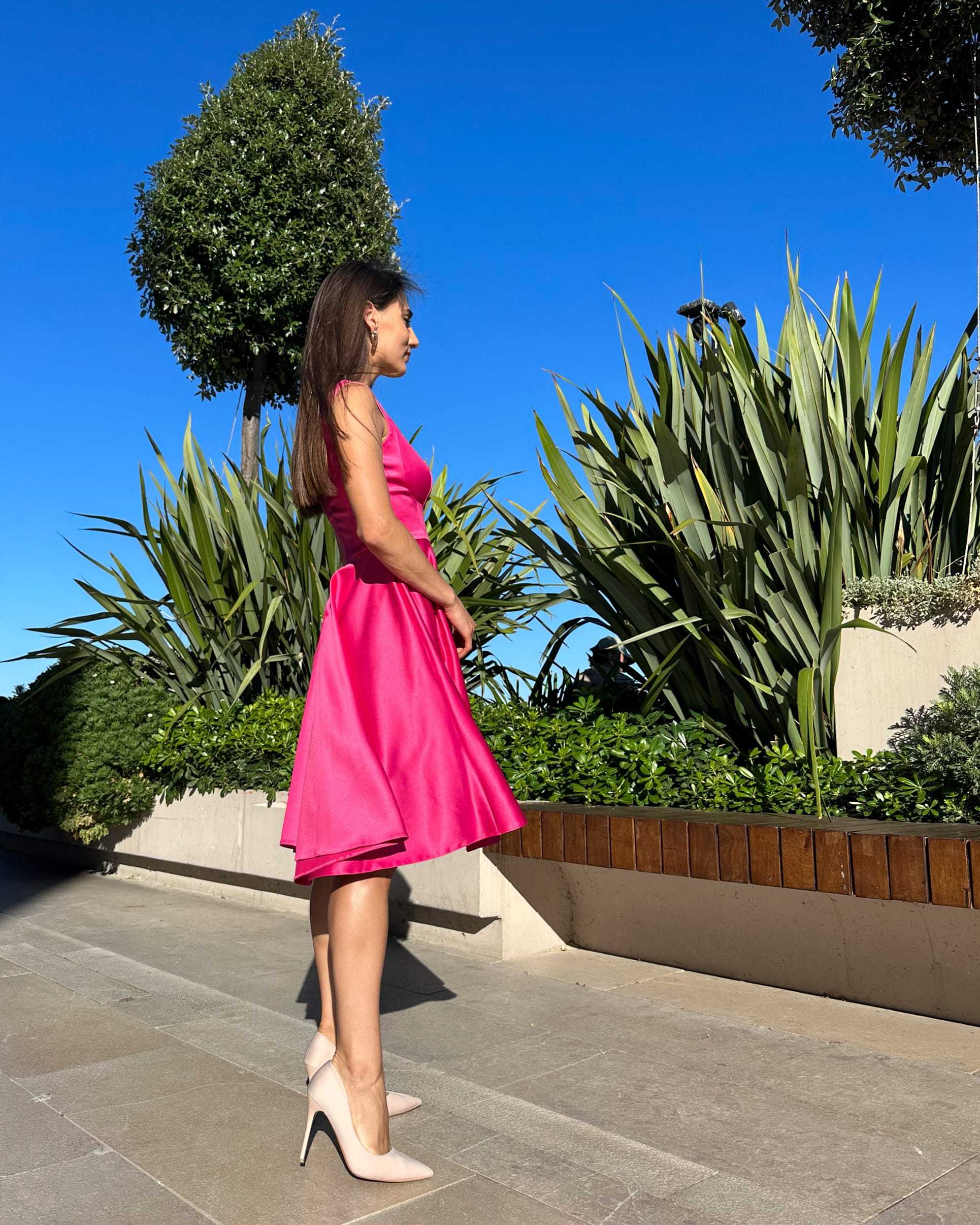 Rochie eleganta roz fara maneci, decoltata frumos, fermoar la spate, lungime 100 cm.