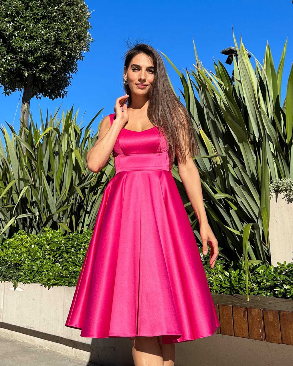 Rochie eleganta roz fără mâneci cu decolteu ascuțit, lungime 100 cm.