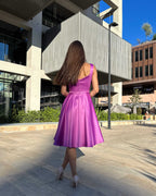 Rochie scurta mov evazată din satin fără mâneci, decolteu ascuțit, lungime 100 cm.