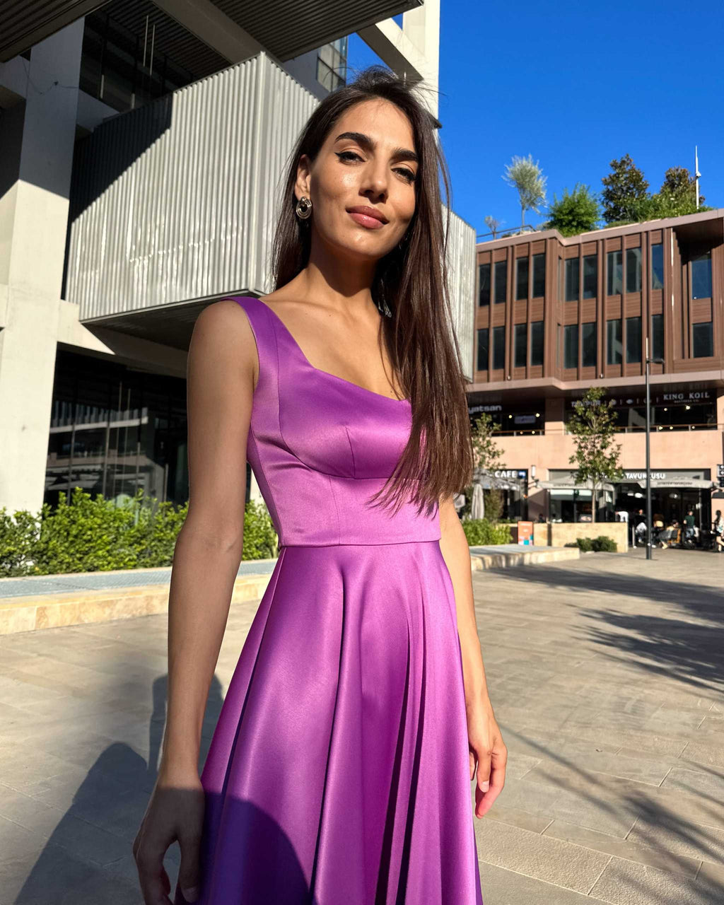 Rochie scurta mov evazată din satin elegantă fără mâneci.