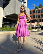 Rochie scurta evazată din satin fără mâneci cu decolteu ascuțit.