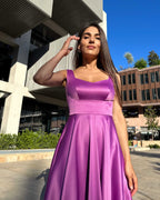 Rochie scurta evazată din satin fără mâneci, cu decolteu ascuțit și fermoar.