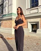 Rochie eleganta maxi casual neagră cu bretele din crep, ajustată pe corp, cu pliuri și decolteu mic.