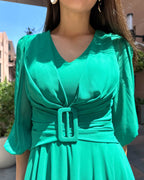 Rochie verde eleganta cu maneci si drapaj, captusita, fermoar la spate.