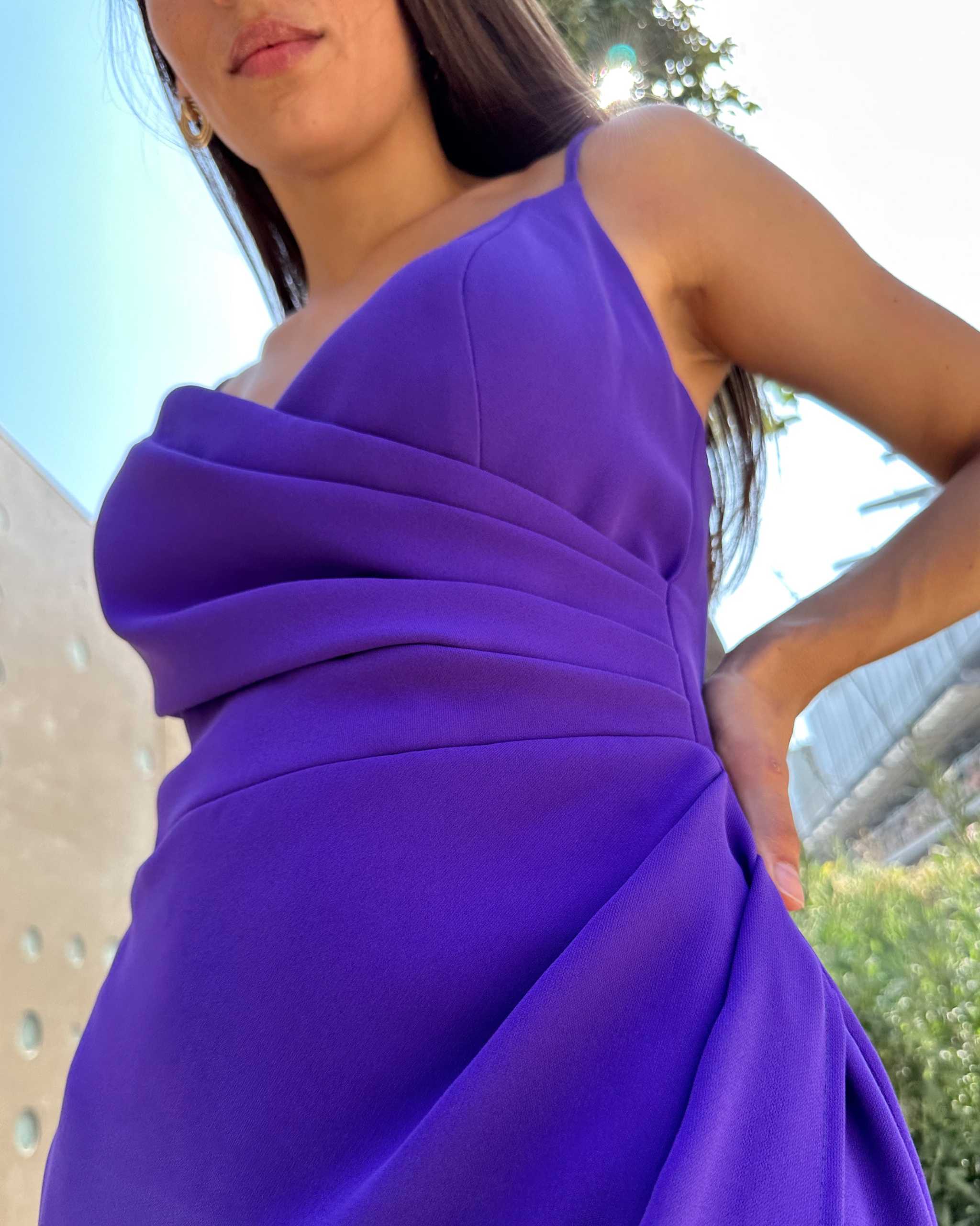 Rochie mov elegantă cu bretele ajustabile și design sofisticat.