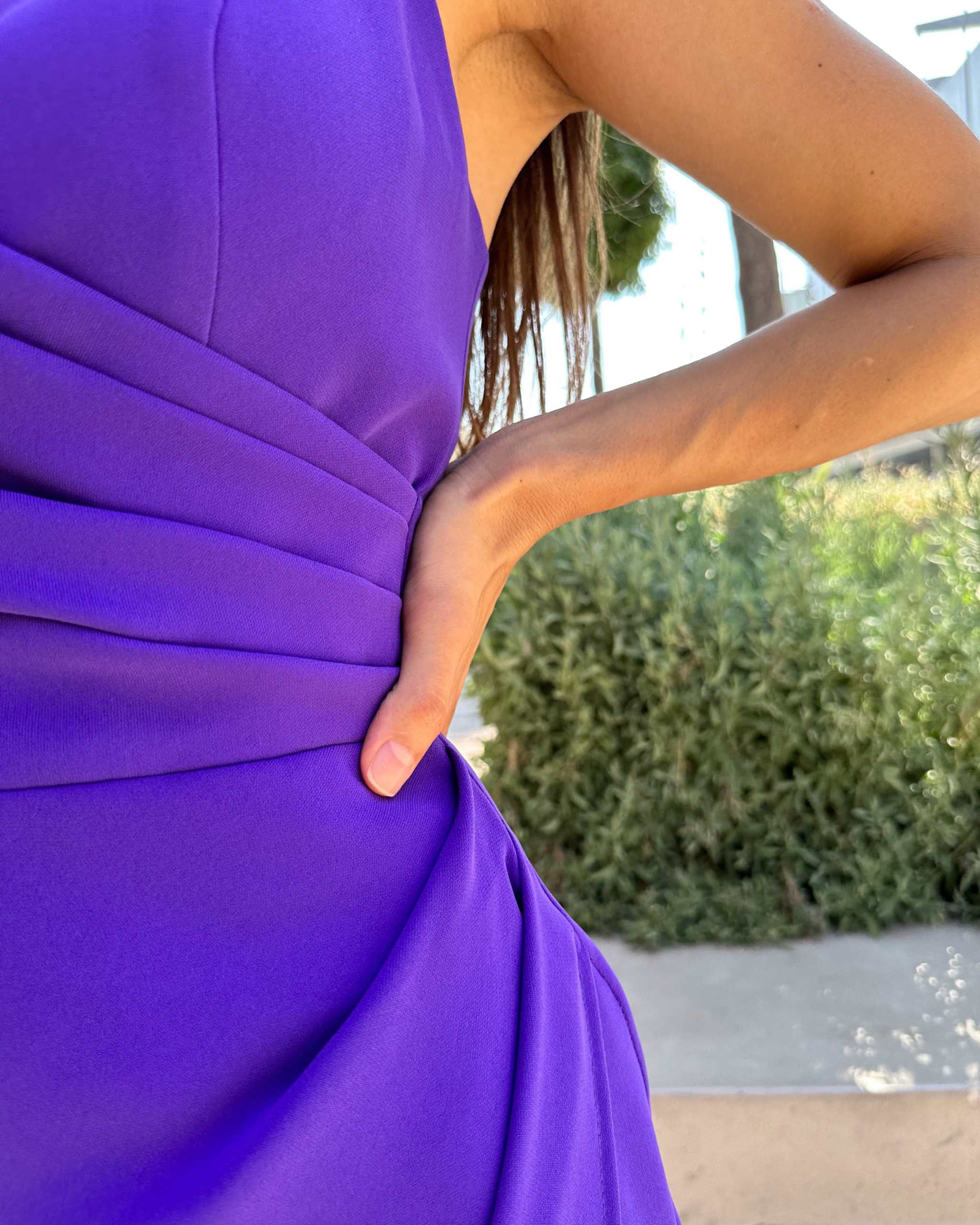 Rochie mov elegantă cu bretele ajustabile și fermoar, potrivită pentru evenimente speciale.