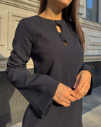 Rochie neagra scurtă cu franjuri din cristale și mâneci lungi, detalii decorative.