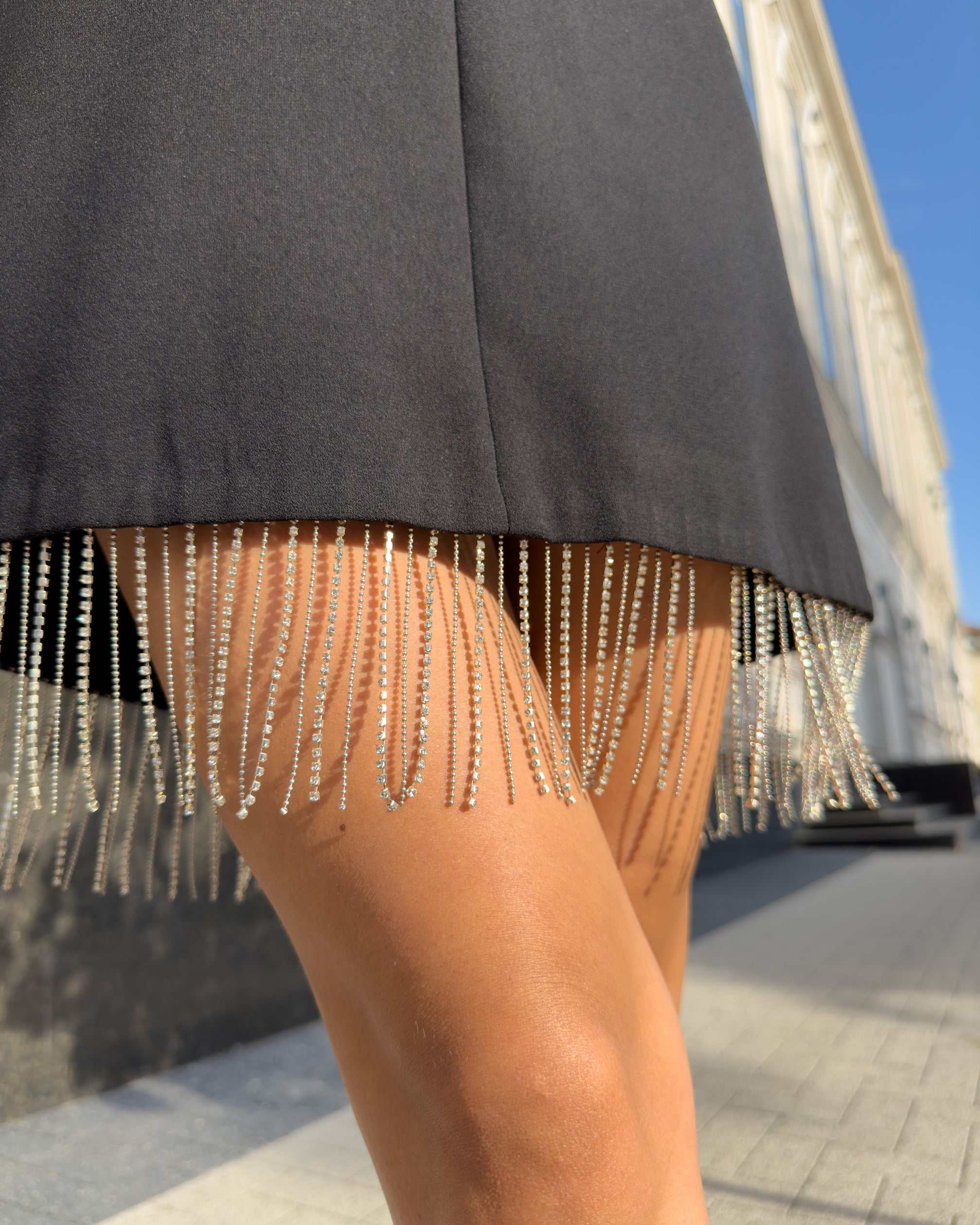 Rochie neagra scurtă cu franjuri din cristale și mâneci lungi