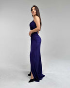 Rochie de ocazie mov cu slit, bretele subțiri, material elastic și decolteu conturat.