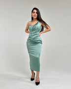 Rochie midi verde asimetrică din satin, elegantă, cu corset și cupe interioare.