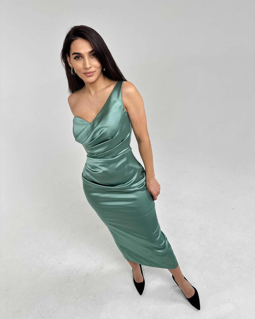 Rochie midi verde asimetrică din satin cu corset și cupe, design elegant.