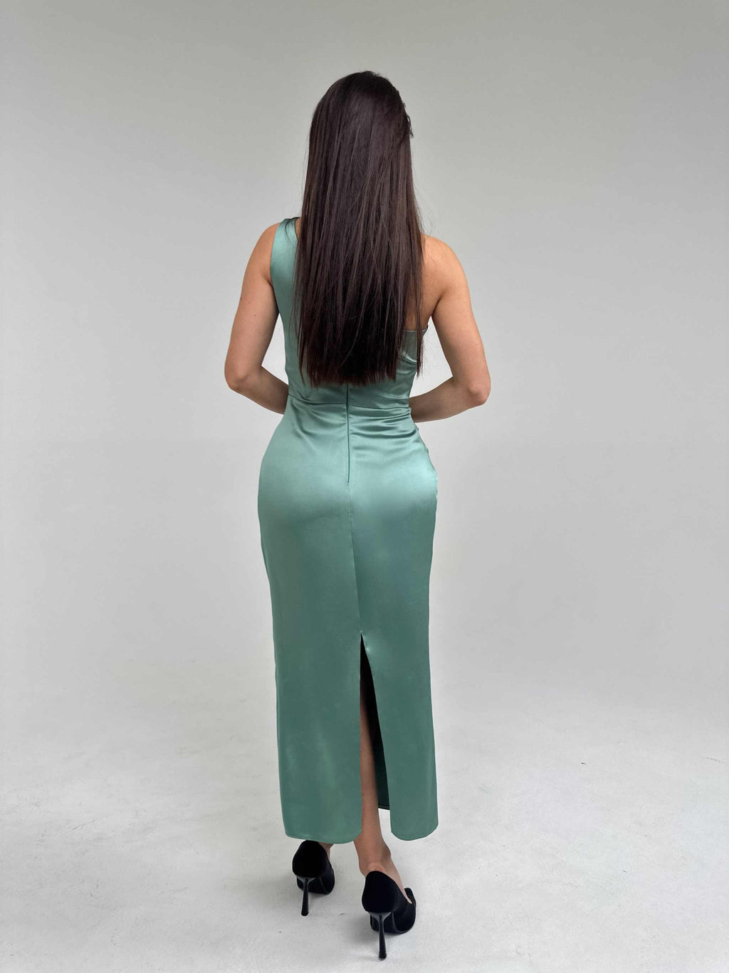 Rochie midi verde asimetrică din satin elegantă, cu corset, vedere din spate.