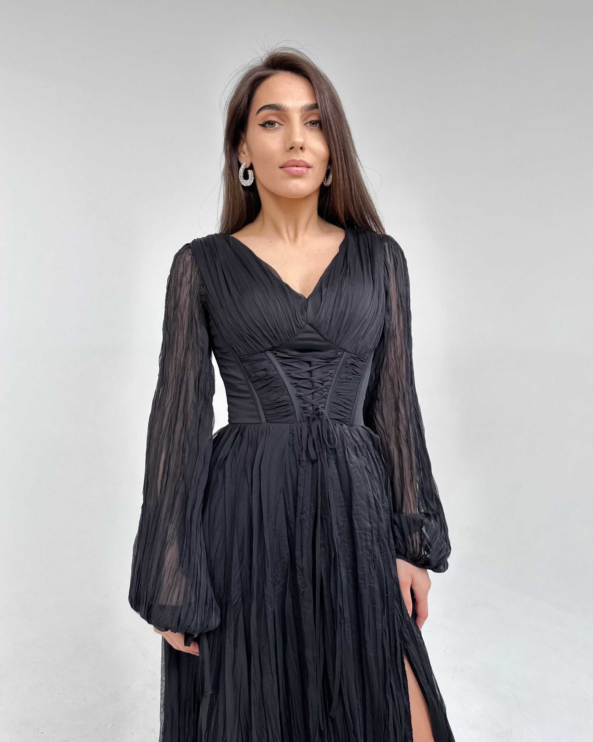 Rochie lunga neagră cu mâneci, elegantă, cu șliț și decolteu mic.