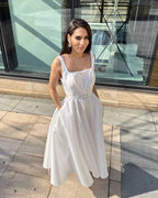 Rochie de mireasa albă cu buzunare, lungime midi 110 cm, centură talie, cupe integrate, design modern.