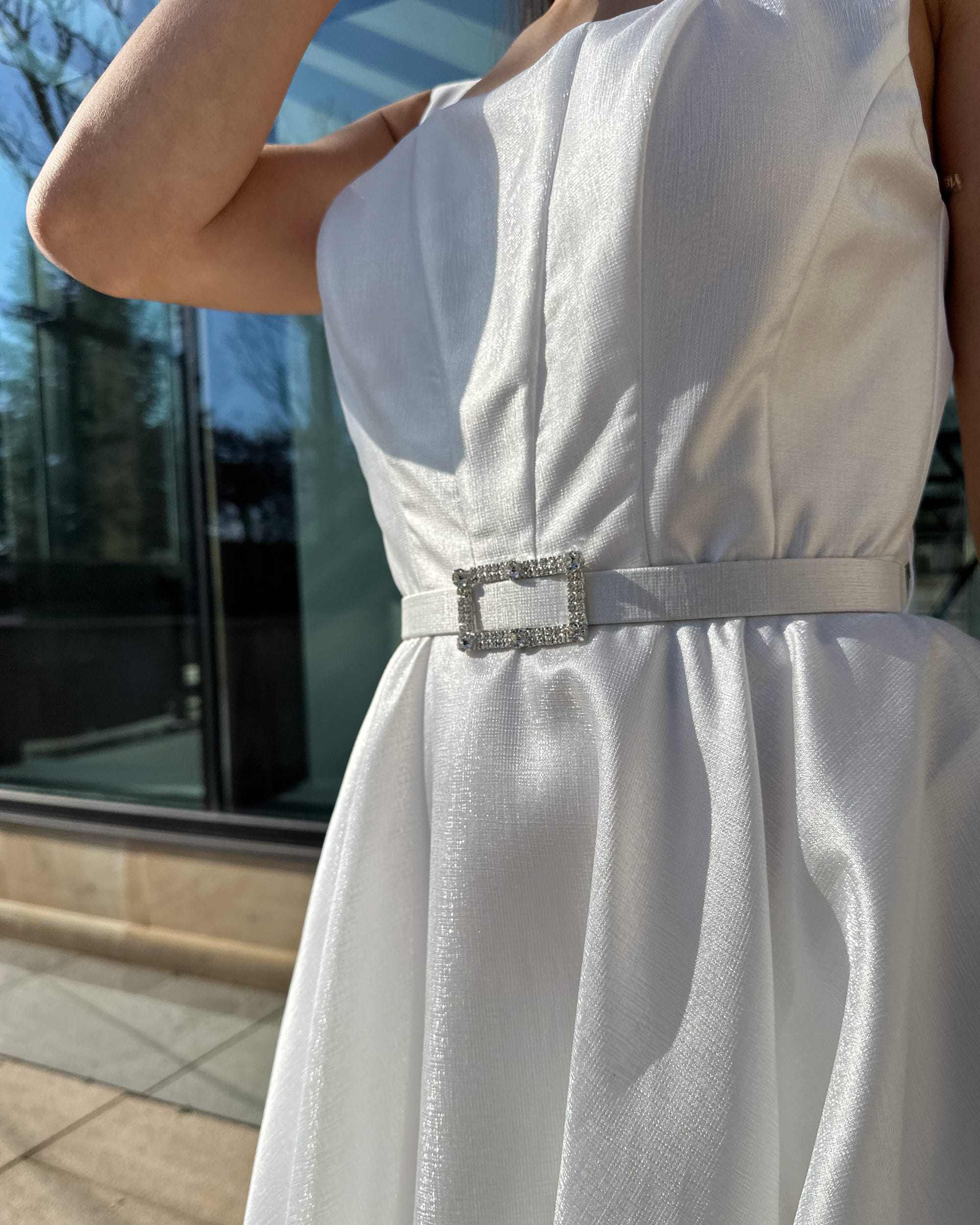 Rochie de mireasa albă elegantă cu centură și buzunare, design modern și rafinat.