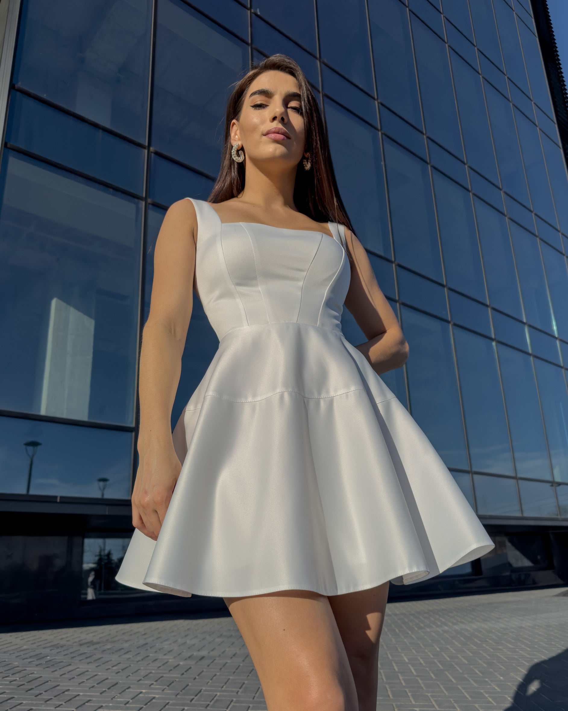 Rochie alba elegantă scurtă pentru evenimente speciale, cu decolteu delicat și fermoar discret la spate.