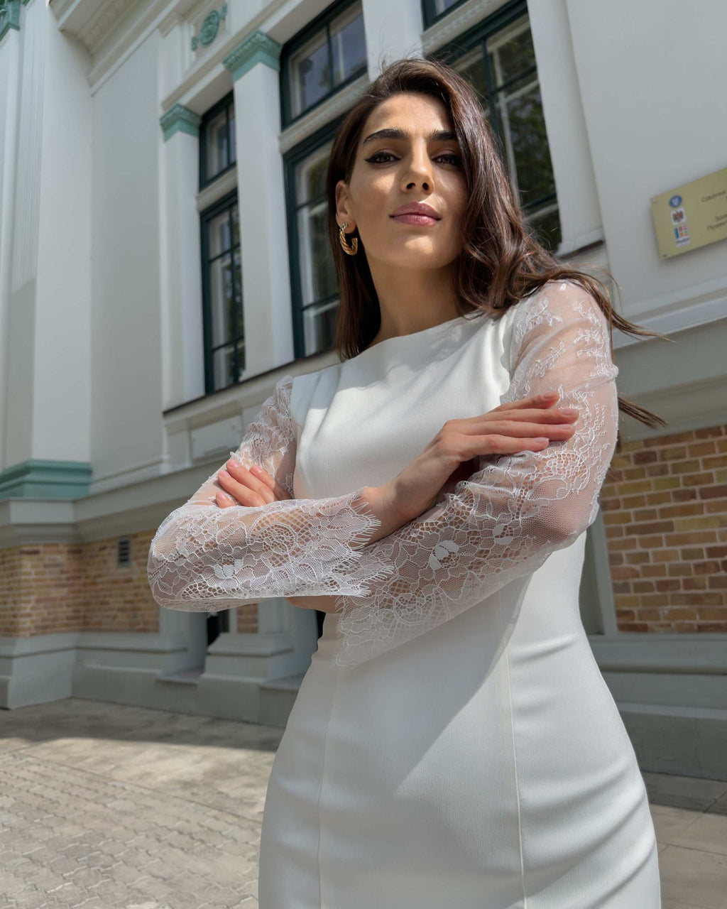 Rochie cununie civila albă, cu mâneci lungi din dantelă și design elegant.