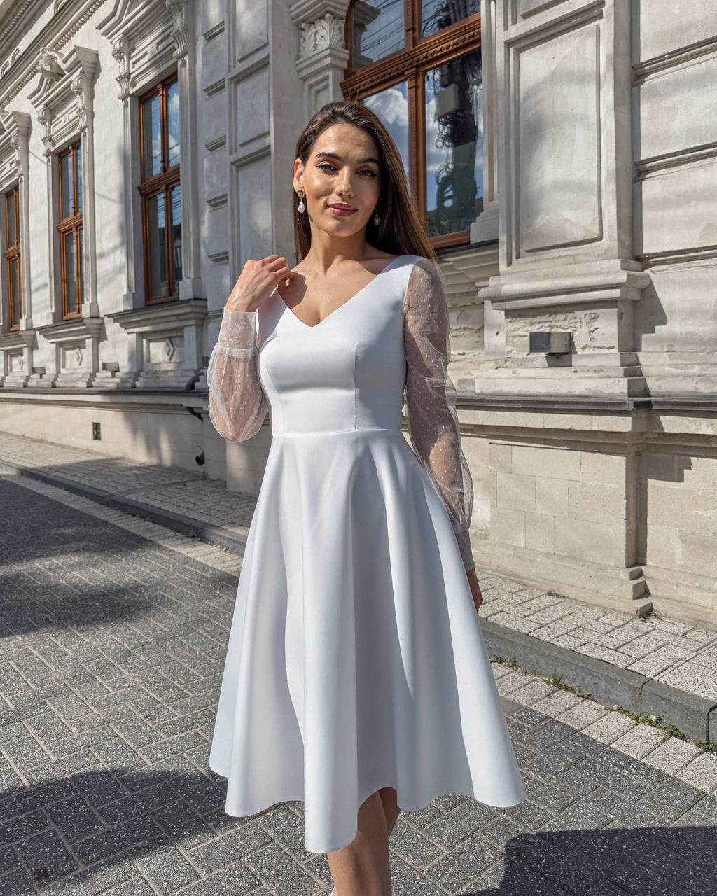 Rochie alba eleganta midi de cununie civilă din satin, cu decolteu în V, mâneci lungi din dantelă, design evazat, ideală pentru evenimente speciale.