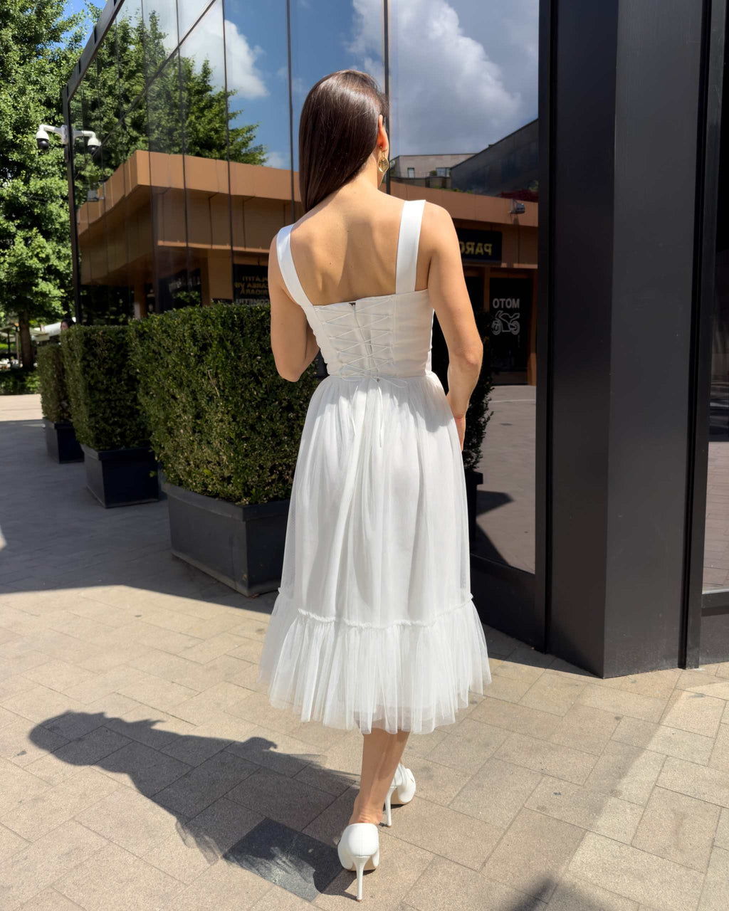 Rochie cununie civila cu corset reglabil și detalii elegante, vedere spate.