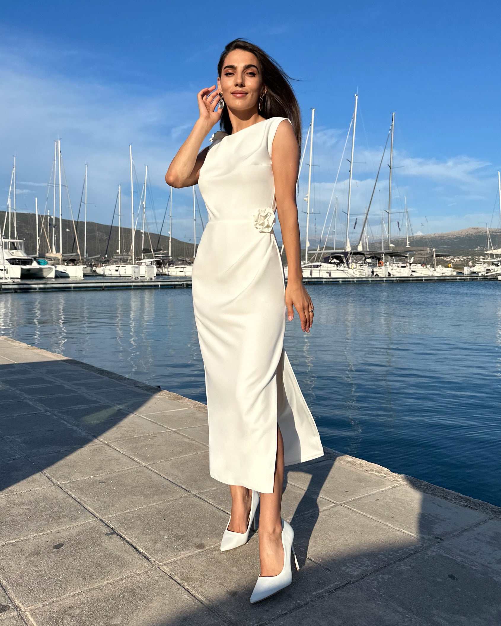 Rochie alba petrecere fără mâneci cu slit elegant și detalii florale.