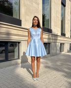 Rochie albastră scurtă elegantă cu decolteu semitransparent, perfectă pentru evenimente speciale.