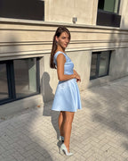 Rochie albastră scurtă elegantă cu decolteu semitransparent, potrivită pentru evenimente speciale.