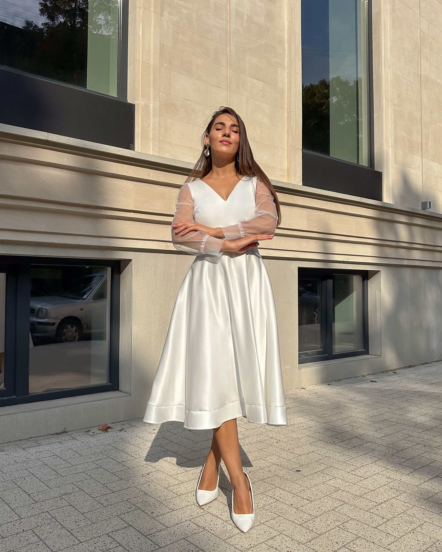 Rochie cununie civila midi cu mâneci lungi și centură fixă.