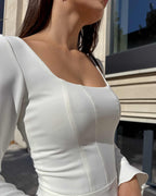 Rochie cununie civila cu mâneci lungi și decolteu elegant.