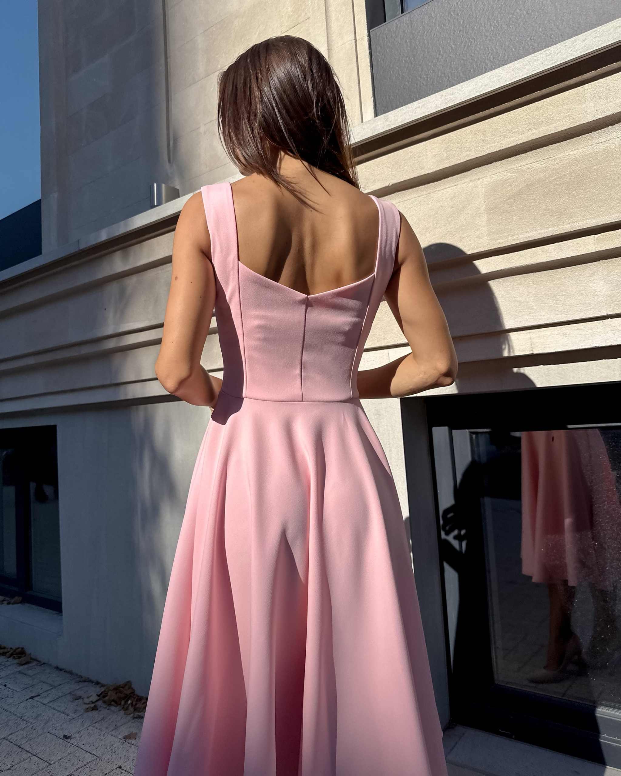 Rochie roz eleganta roz midi cu decolteu, material elastic, vedere din spate.