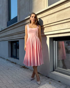 Rochie roz eleganta roz midi cu decolteu, fermoar lateral, material elastic.