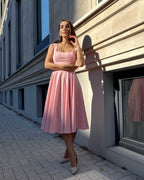 Rochie roz eleganta roz midi cu decolteu, material elastic, lungime 110 cm, fermoar lateral, căptușită.