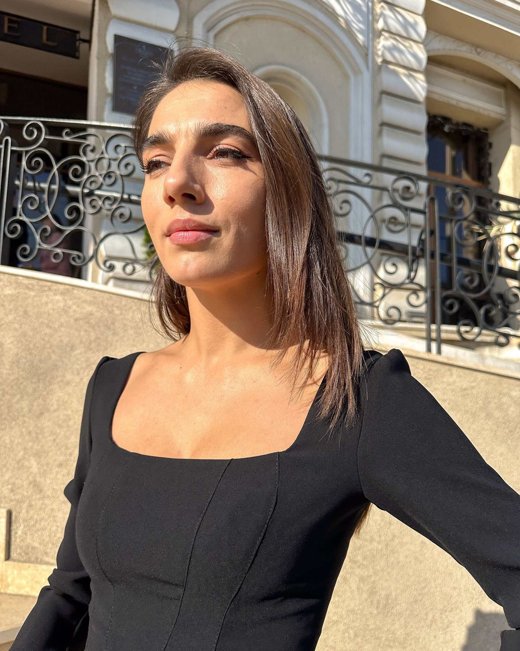 Rochie scurta cu mâneci lungi și design sofisticat, ideală pentru ocazii speciale.