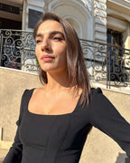 Rochie scurta cu mâneci lungi și design sofisticat, ideală pentru ocazii speciale.