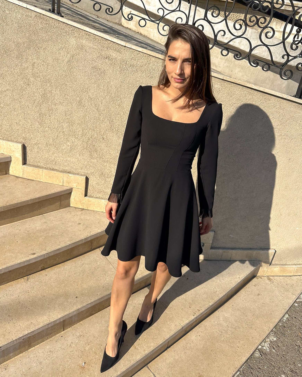 Rochie scurta cu mâneci, look sofisticat și feminin, ideal pentru ocazii speciale, material semi-elastic.