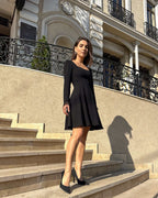 Rochie scurta cu mâneci lungi pentru ocazii speciale.