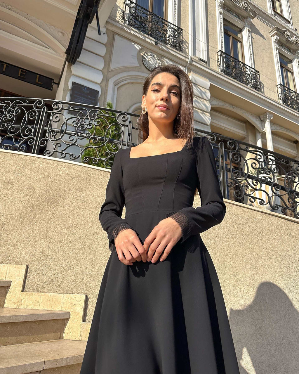 Rochie scurta cu mâneci lungi și șnur reglabil, ideală pentru ocazii speciale.