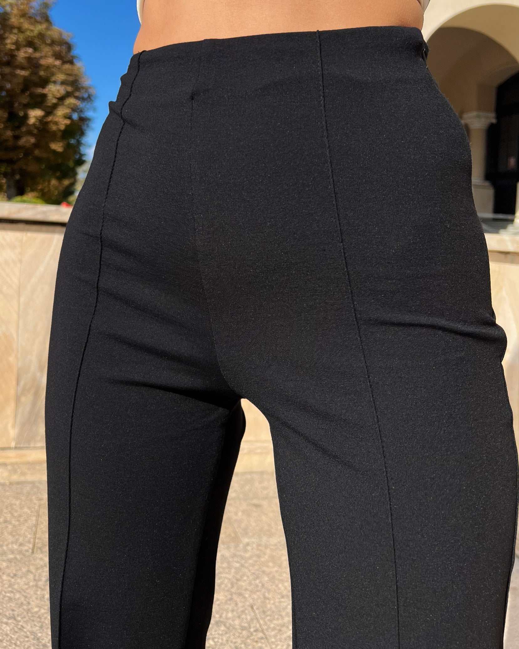 Pantaloni evazati negri pentru femei, stil elegant, talie înaltă, material confortabil.