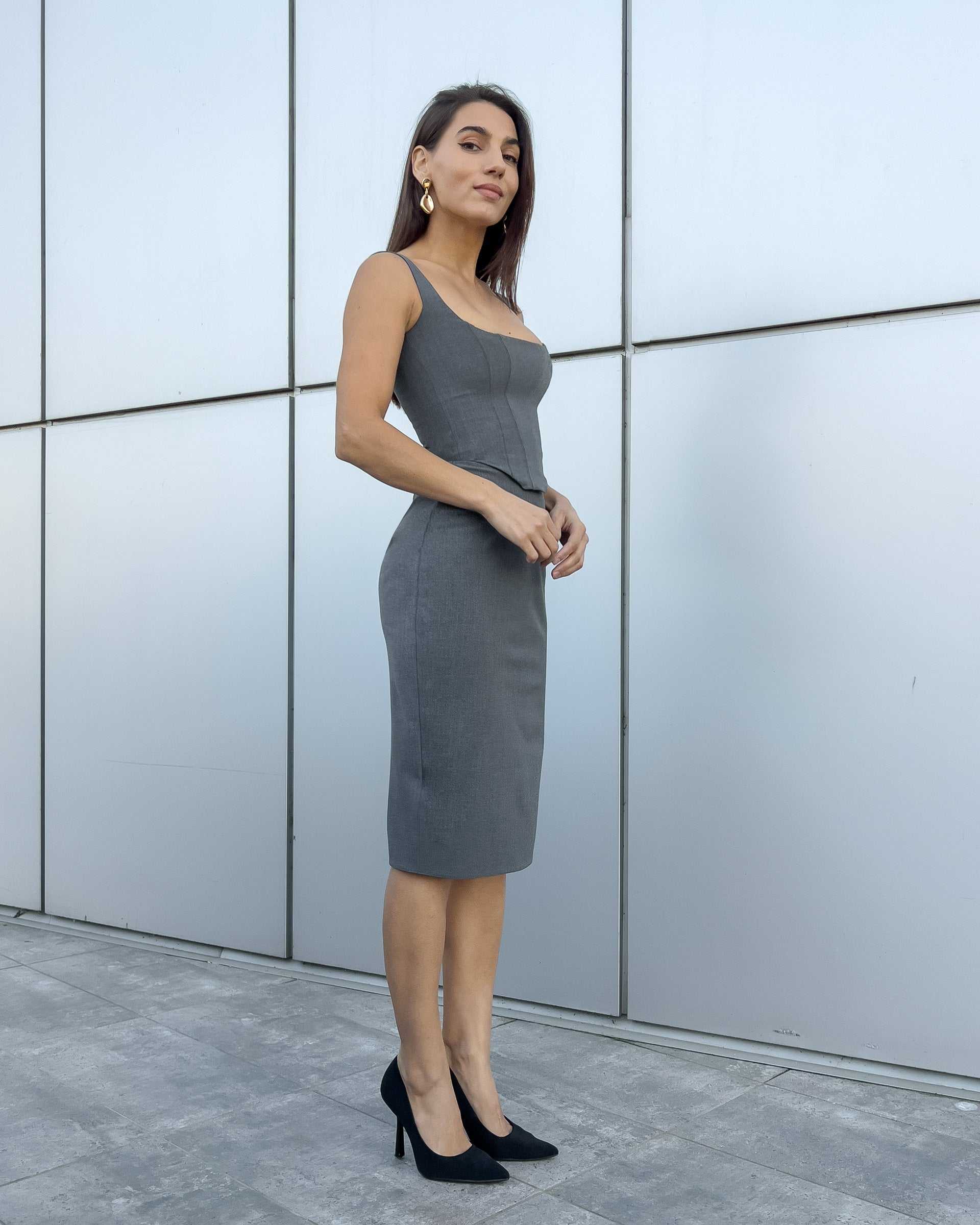 Fusta midi gri femei, tip creion, stofă elastică, croială lejeră, design cu volane.