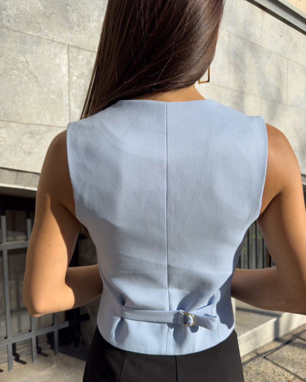 Vestă damă albastră cu croi cambrat, stofă elastică, ajustabilă.