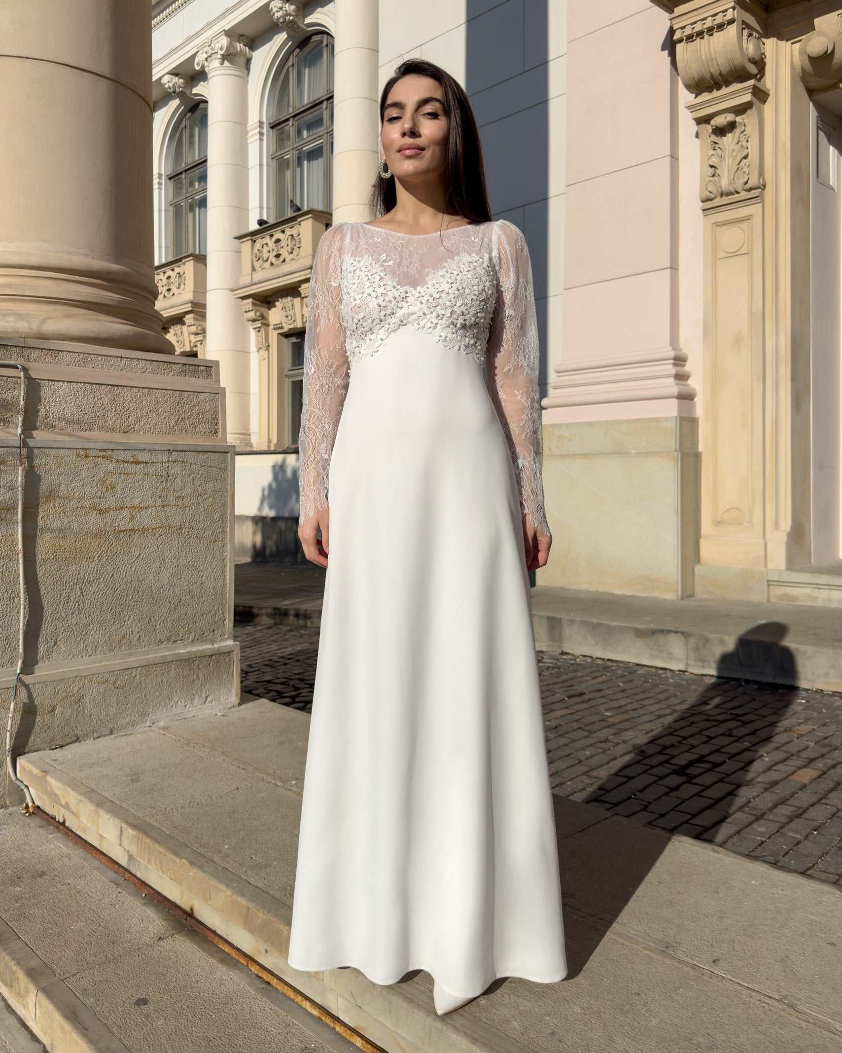 Elegant wedding dress with lace sleeves
